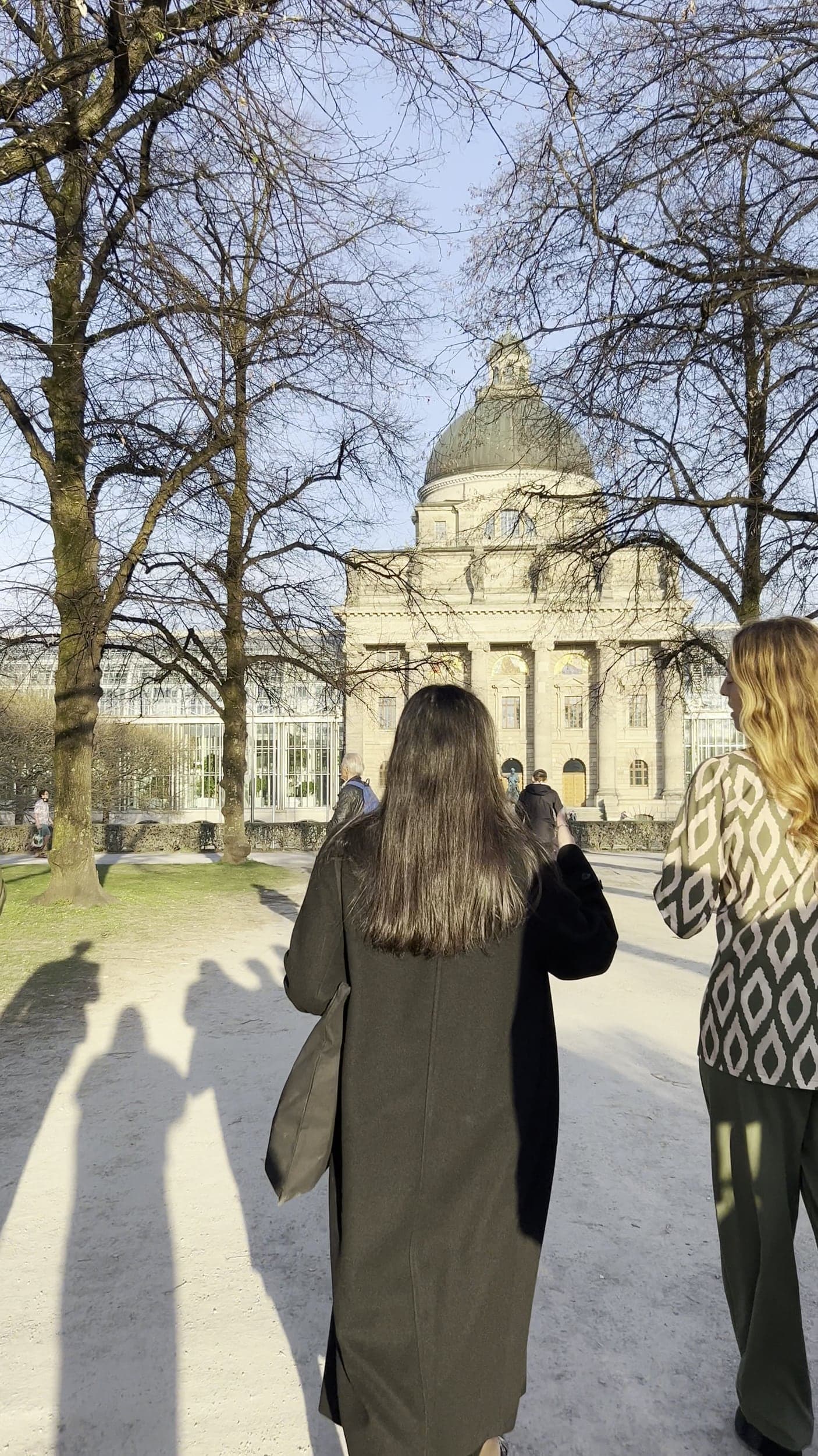 Delegates walking through the Hofgarten towards the Bavarian State Chancellery (Munich Diplomacy Summit 2025)